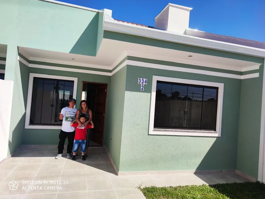 Família recebendo as chaves da casa própria — Casa Brasil Imóveis
