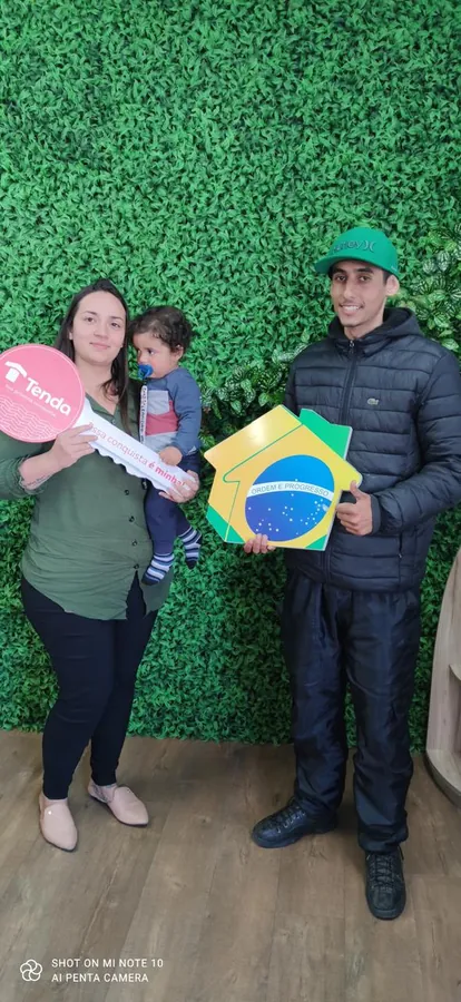 Família recebendo as chaves da casa própria — Casa Brasil Imóveis