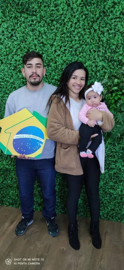 Família recebendo as chaves da casa própria — Casa Brasil Imóveis