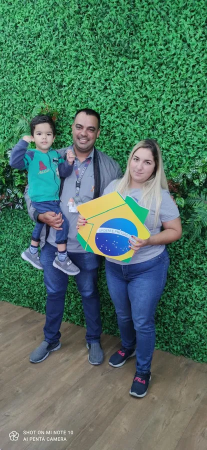 Família recebendo as chaves da casa própria — Casa Brasil Imóveis
