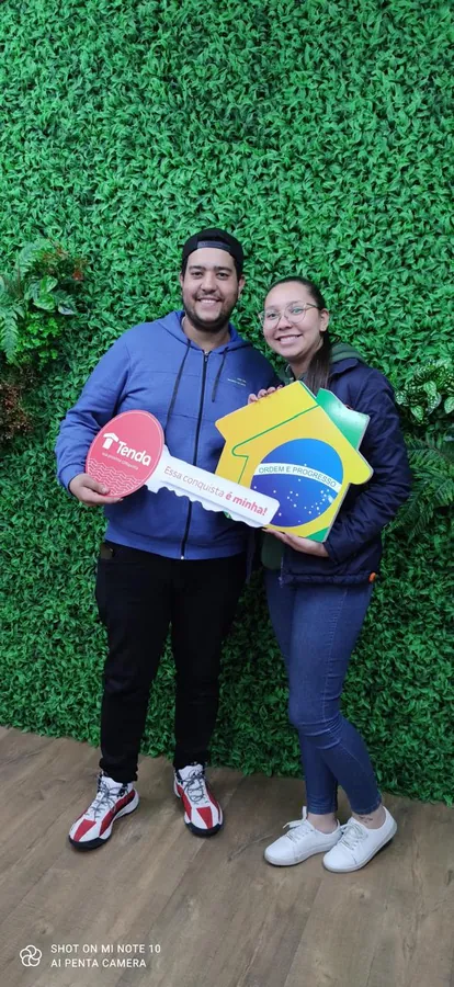 Família recebendo as chaves da casa própria — Casa Brasil Imóveis
