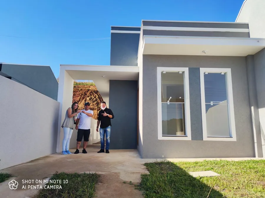 Família recebendo as chaves da casa própria — Casa Brasil Imóveis
