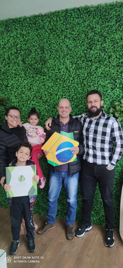 Família recebendo as chaves da casa própria — Casa Brasil Imóveis